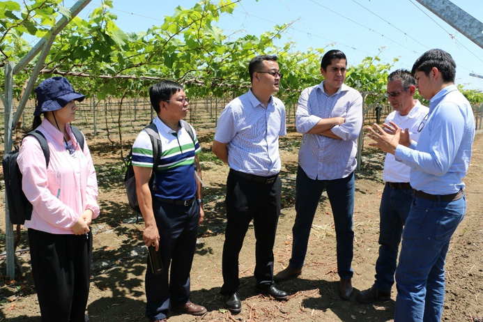 在厄瓜多尔国家国家农业部官员Ricardo Javier博士SaulMestanza站长陪同下参观基地.jpg