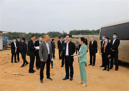 在海南庆平农产品开发有限公司黑猪养殖基地调研